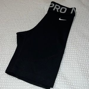 Woman’s Nike pro biker shorts